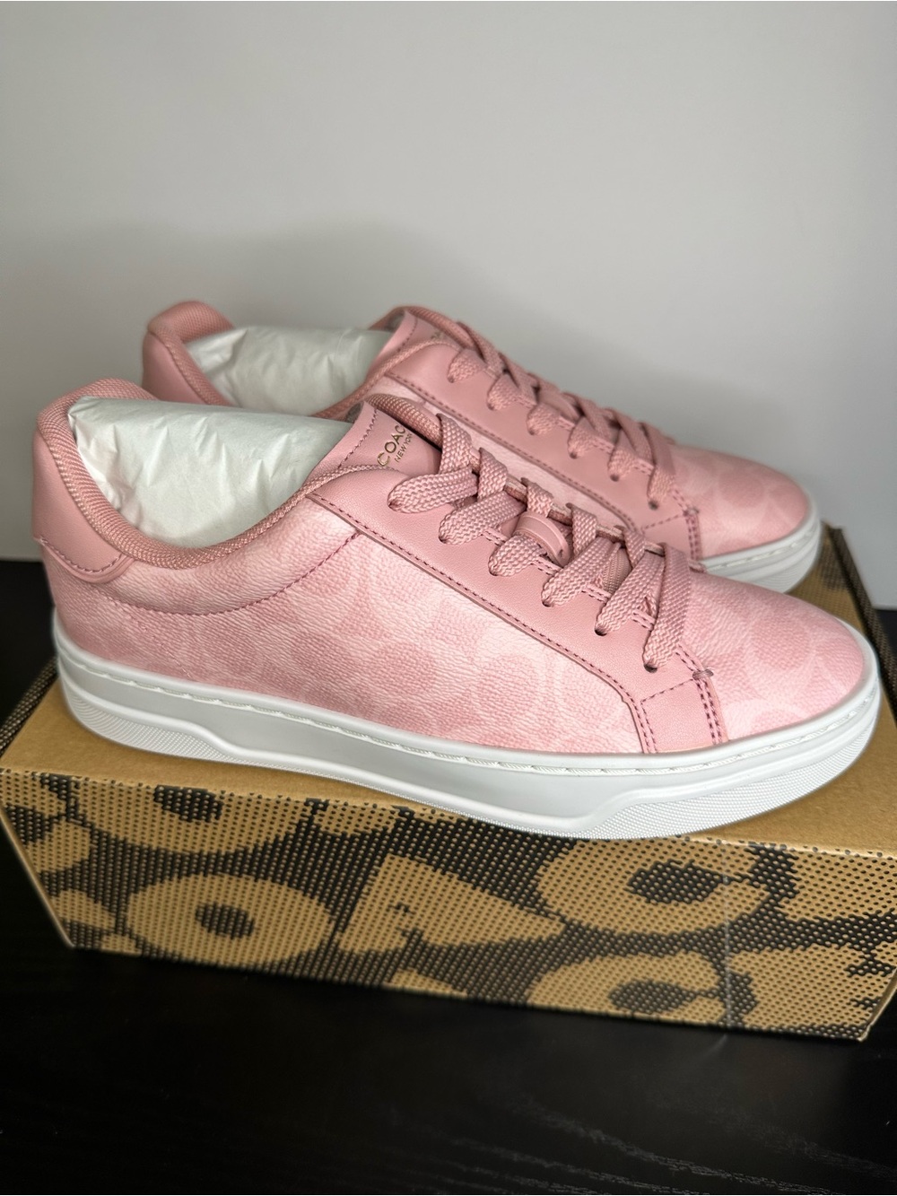 Coach Women’s High Line Sneaker
In Pink Signature Canvas Size 7.5 - Picture 2 of 11
